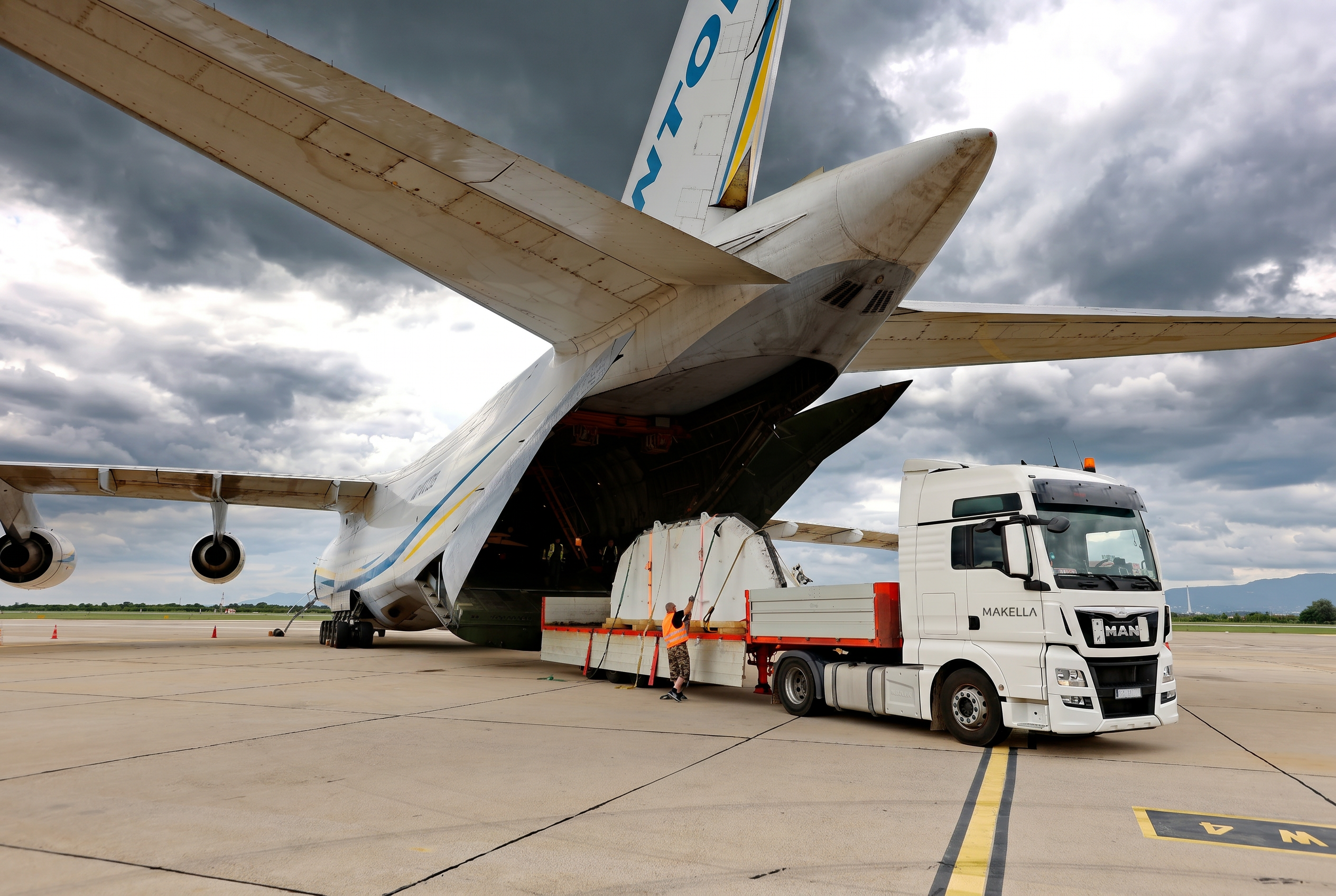 Avio cargo na Zračnoj luci Zagreb — Makella utovar Antonov teretnog zrakoplova